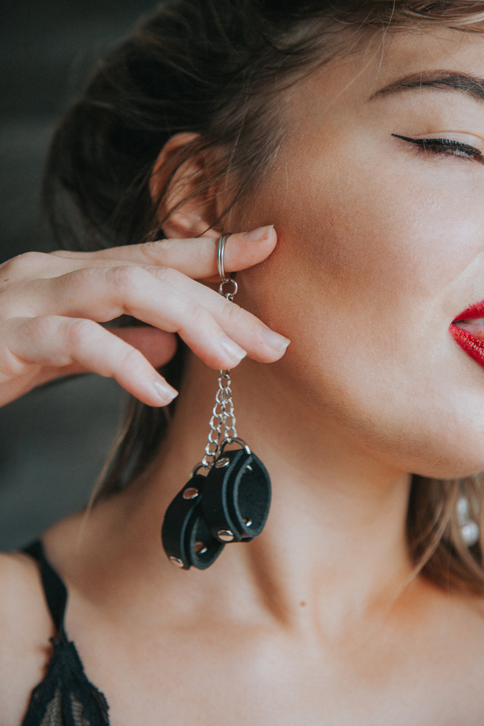 Model showing handcuffs keychain