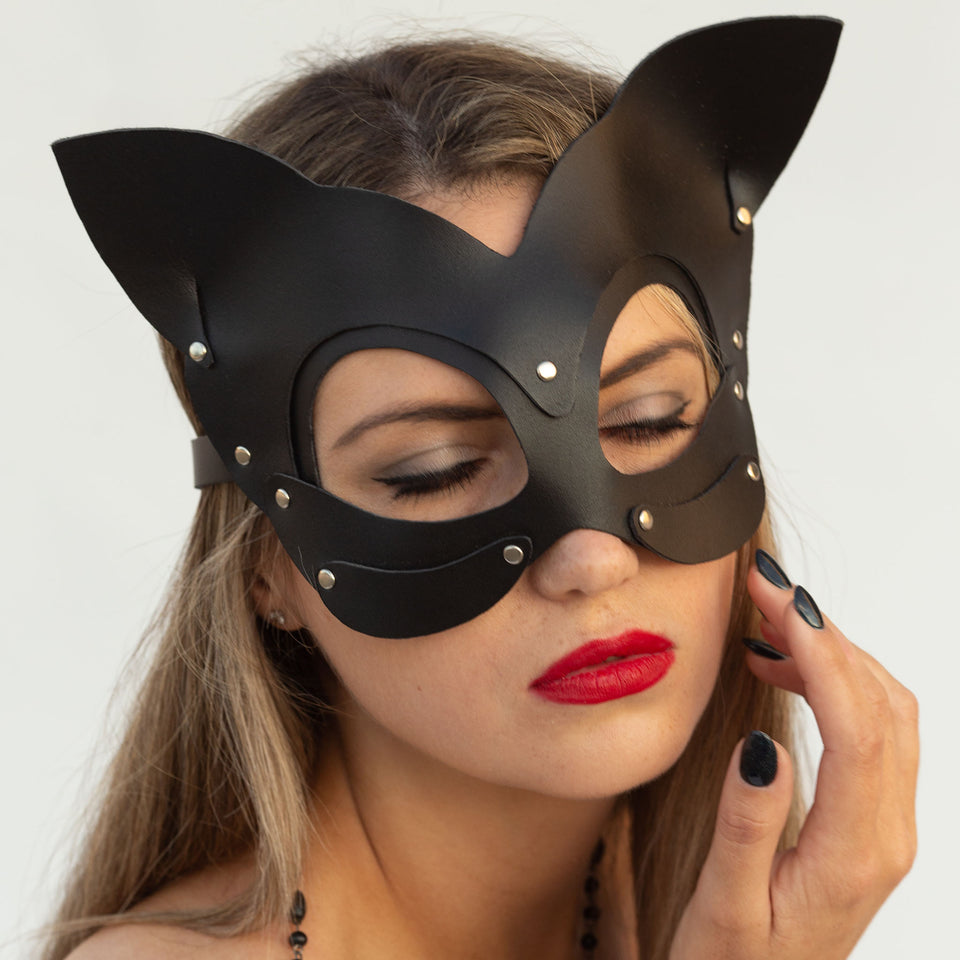 model wearing kitty mask