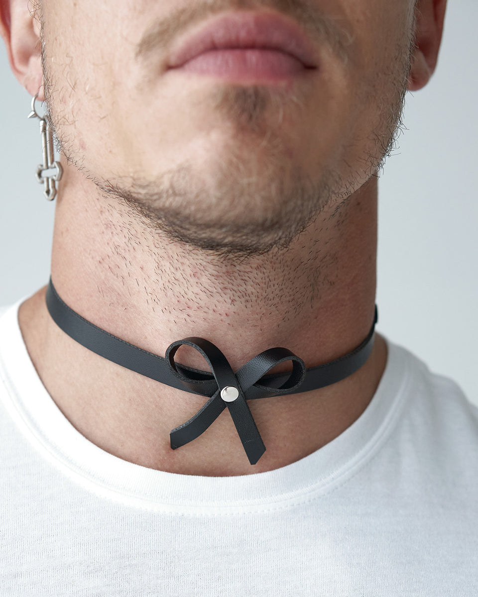 model wearing Bow choker